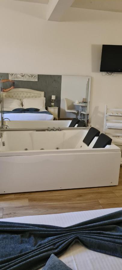 B&B Emozioni E Relax Pietole Eksteriør billede